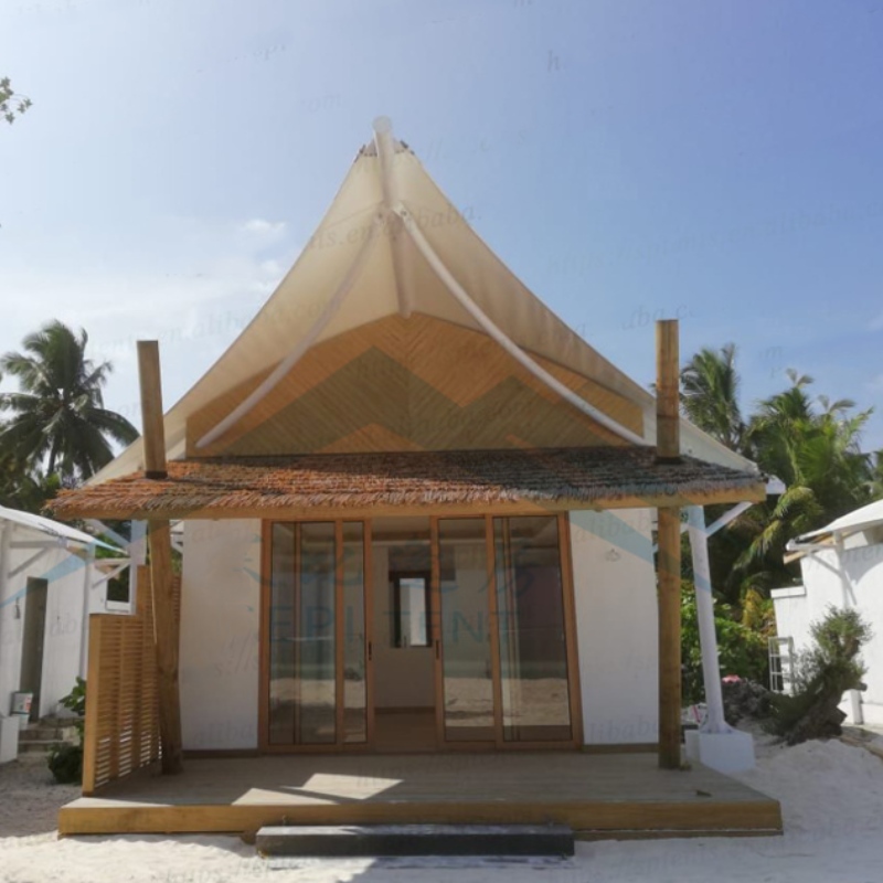 палатка гостиницы отдыха на побережье Мальдивских Островов